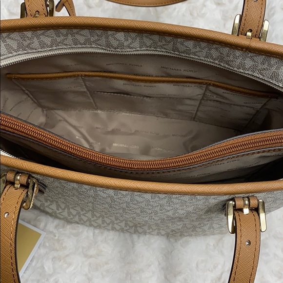 Michael Kors purse - Picture 6 of 9